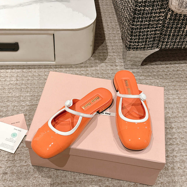 FLAT MULE IN VIVID ORANGE PATENT CALFSKIN