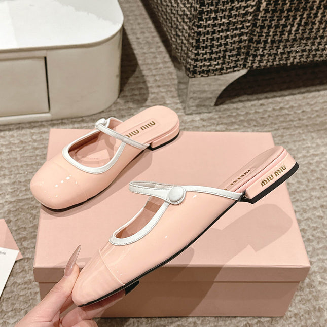 FLAT MULE IN PALE PINK PATENT CALFSKIN