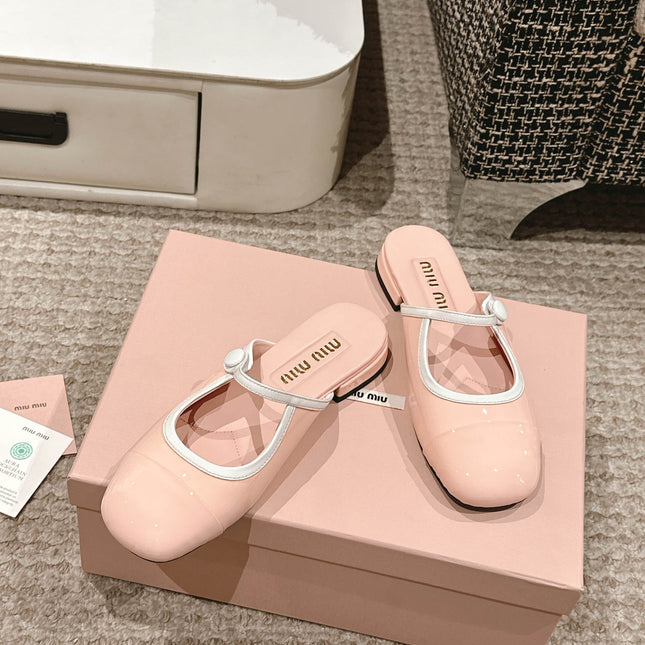 FLAT MULE IN PALE PINK PATENT CALFSKIN
