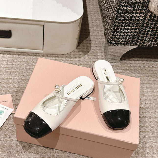 FLAT MULE IN WHITE MIX BLACK PATENT CALFSKIN