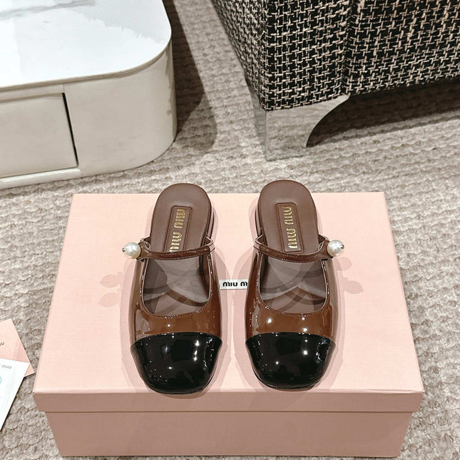 FLAT MULE IN CHOCOLATE BROWN MIX BLACK PATENT CALFSKIN