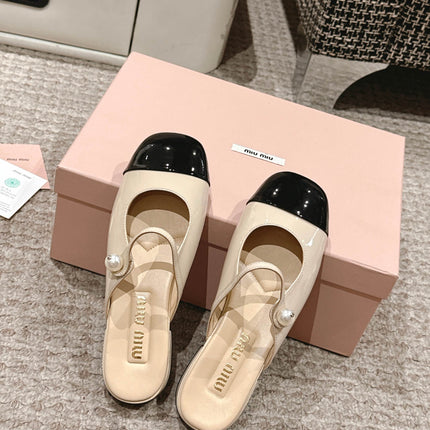 FLAT MULE IN BISQUE BEIGE MIX BLACK PATENT CALFSKIN