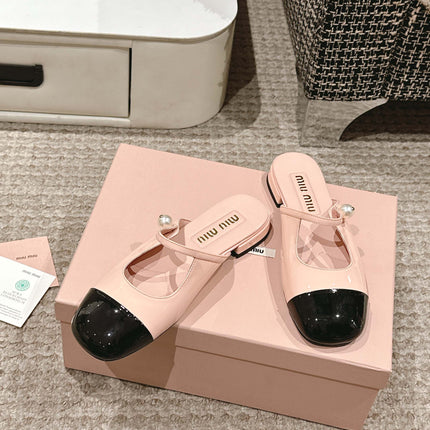 FLAT MULE IN BABY PINK MIX BLACK PATENT CALFSKIN