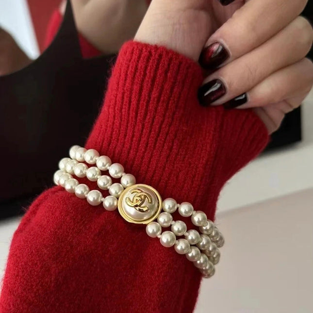 CC ROUND BUTTON RESIN BRACELET WITH THREE LAYERS OF PEARLS