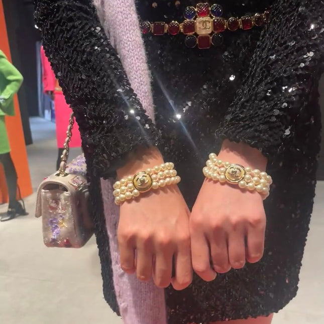 CC ROUND BUTTON RESIN BRACELET WITH THREE LAYERS OF PEARLS