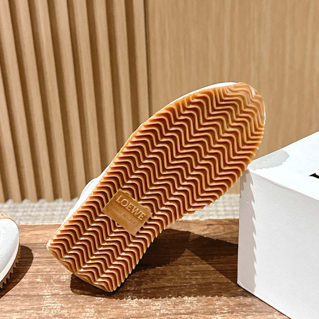 FLOW RUNNER SNEAKER IN LIGHT GRAY SUEDE AND WHITE SHEEPSKIN