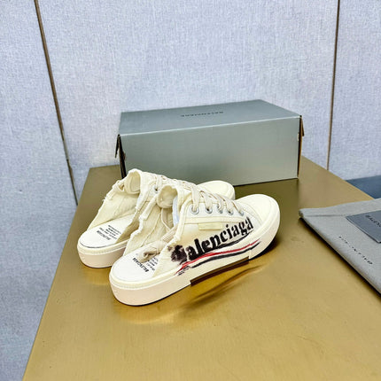 SNEAKER MULES IN WHITE CANVAS GRAFFITI LOGO