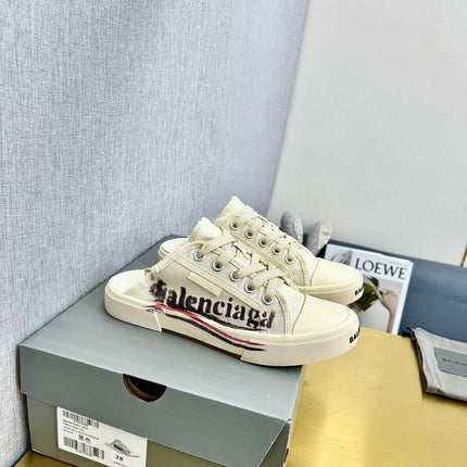 SNEAKER MULES IN WHITE CANVAS GRAFFITI LOGO