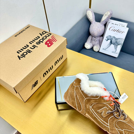 MIUXNB 530 SNEAKERS IN BROWN SUEDE SHEARLING