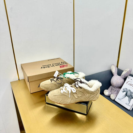 MIUXNB 530 SNEAKERS IN DARK BEIGE SUEDE SHEARLING
