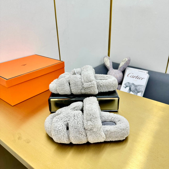 CHYPRE SANDAL IN PALE GRAY SHEARLING