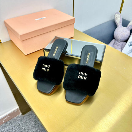 BLACK SLIPPERS LAMB FUR