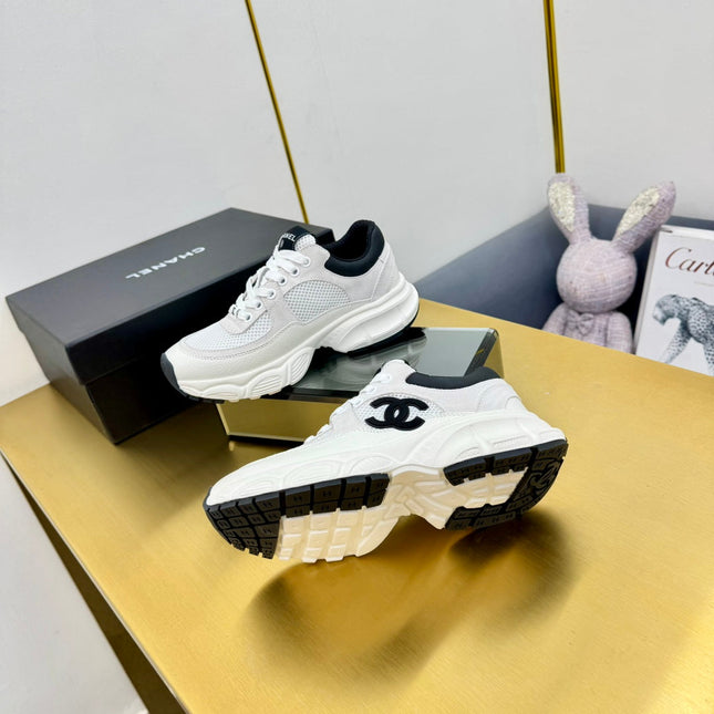 SNEAKER IN PALE GRAY SUEDE WITH BLACK LOGO AND MESH