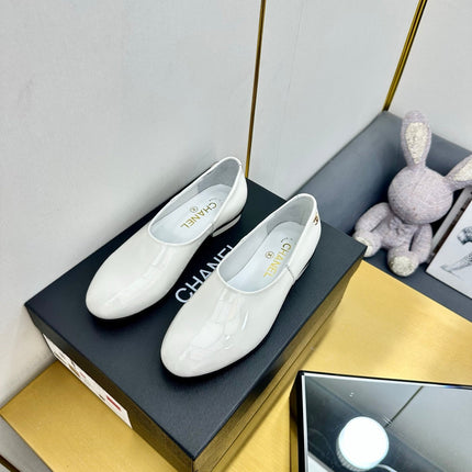 CC SIMPLE FLATS 25S IN WHITE GLOSSY LEATHER