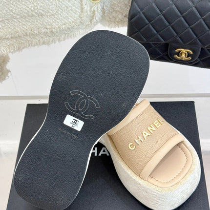 PLATFORM SLIPPERS IN CAMEL BEIGE LAMBSKIN