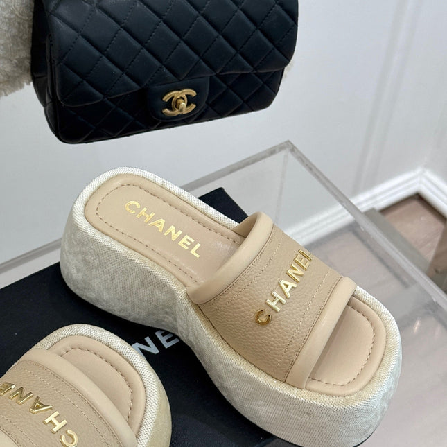 PLATFORM SLIPPERS IN CAMEL BEIGE LAMBSKIN