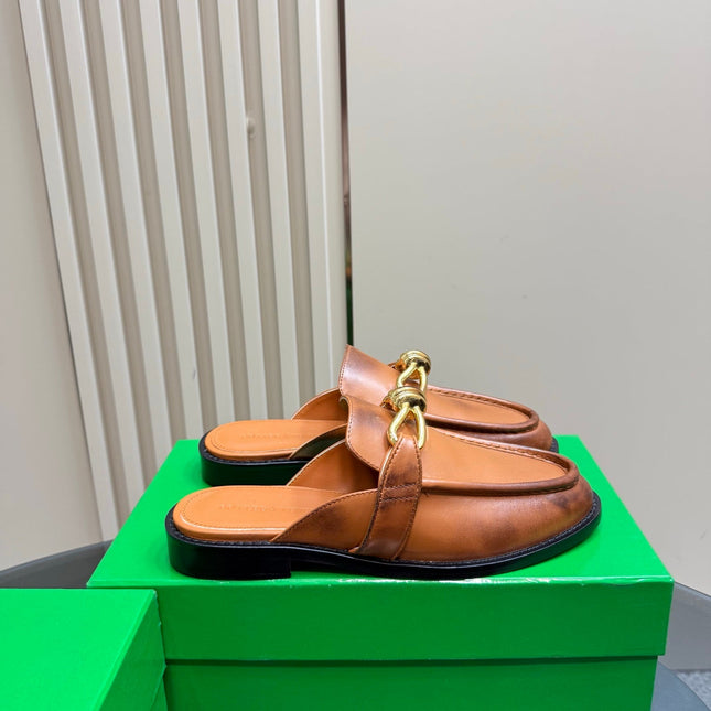ASTAIRE MULE IN CINNAMON BROWN CALFSKIN WITH GOLD HARDWARE