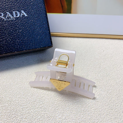 CLAW CLIP IN WHITE RESIN GOLD LOGO 201560