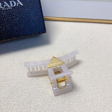 CLAW CLIP IN WHITE RESIN GOLD LOGO 201560