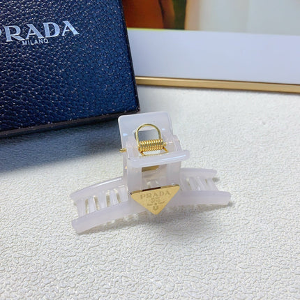 CLAW CLIP IN WHITE RESIN GOLD LOGO 201560