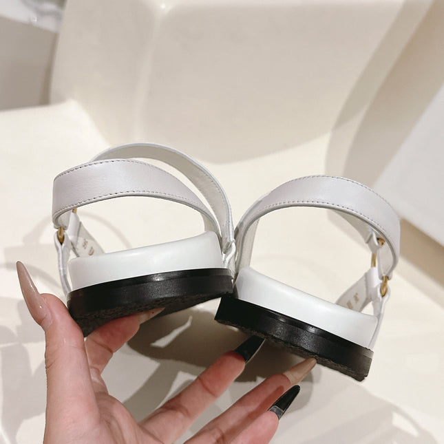 MAUD SANDAL WITH TRIOMPHE IN WHITE CALFSKIN