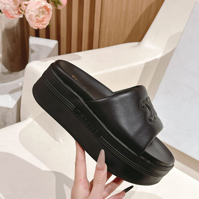 BLOCK SLIDE WITH TRIOMPHE IN BLACK SMOOTH LAMBSKIN