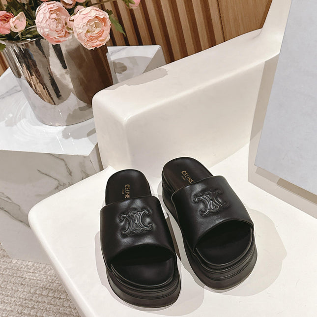 BLOCK SLIDE WITH TRIOMPHE IN BLACK SMOOTH LAMBSKIN