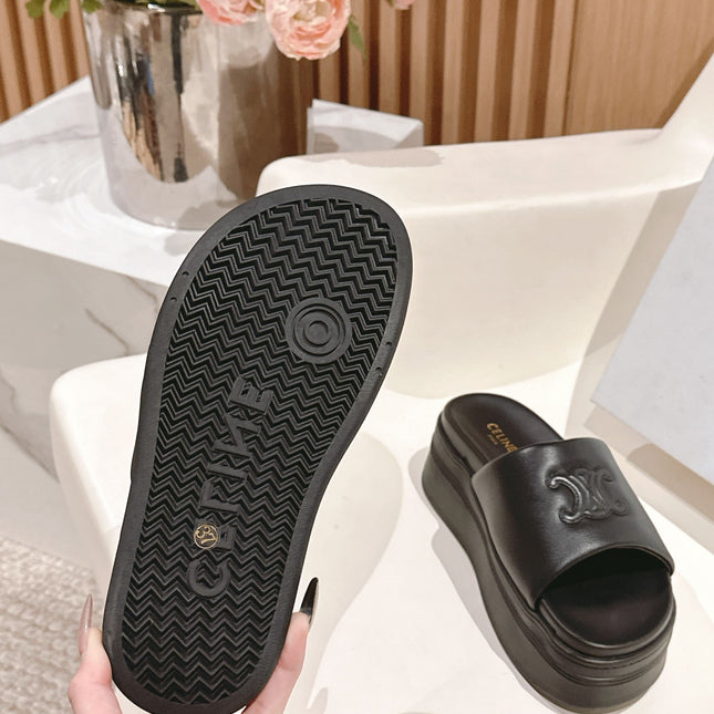 BLOCK SLIDE WITH TRIOMPHE IN BLACK SMOOTH LAMBSKIN