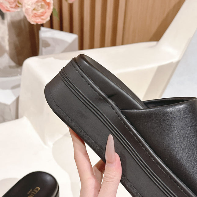 BLOCK SLIDE WITH TRIOMPHE IN BLACK SMOOTH LAMBSKIN