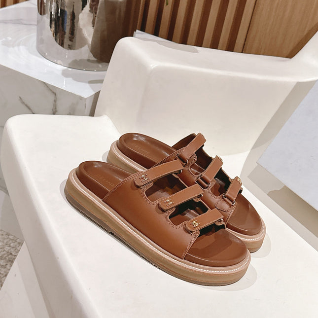 TRIOMPHE SANDALS IN BROWN CALFSKIN