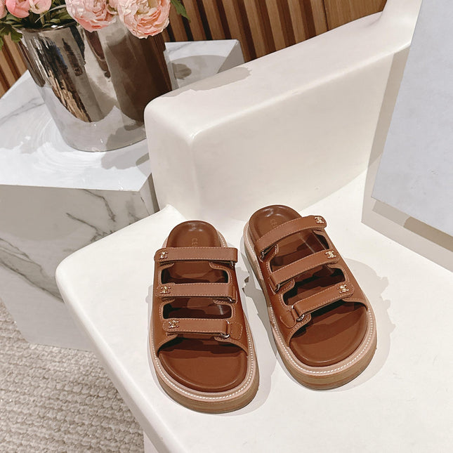 TRIOMPHE SANDALS IN BROWN CALFSKIN