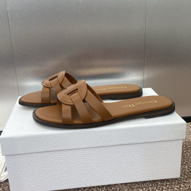 D-CLUB SLIDE SANDAL 25S IN BROWN CALFSKIN