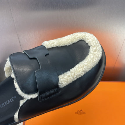 HM MULE IN BLACK CALFSKIN AND WHITE SHEARLING