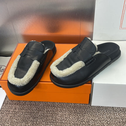 HM MULE IN BLACK CALFSKIN AND WHITE SHEARLING