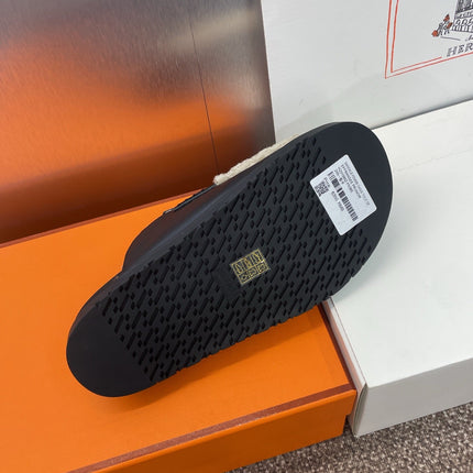 HM MULE IN BLACK CALFSKIN AND WHITE SHEARLING