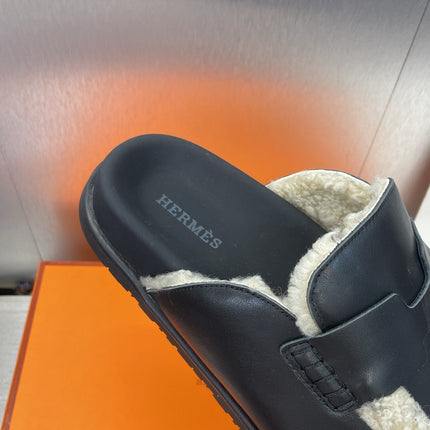 HM MULE IN BLACK CALFSKIN AND WHITE SHEARLING