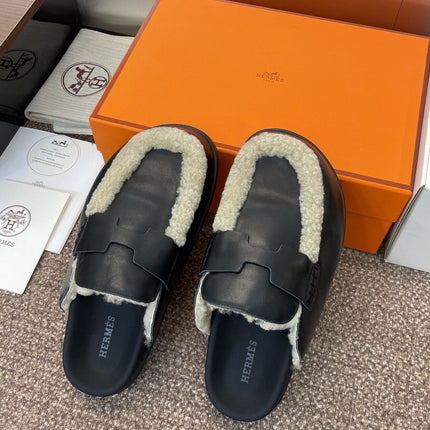 HM MULE IN BLACK CALFSKIN AND WHITE SHEARLING