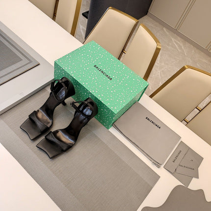 OPEN-TOE CURVED HIGH HEEL SANDALS IN BLACK SMOOTH CALFSKIN