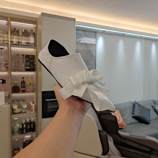 POINTED-TOE FLATS WITH BOW IN WHITE SOFT LAMBSKIN