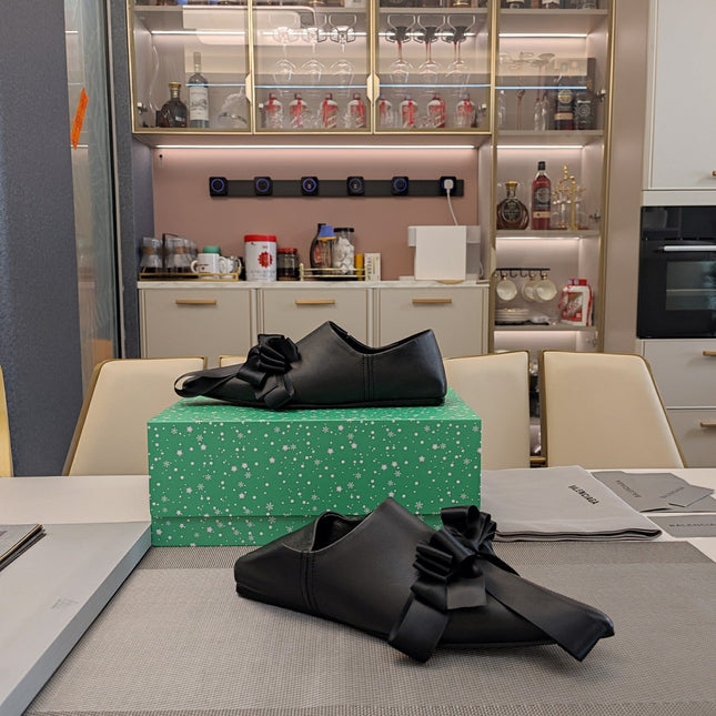 POINTED-TOE FLATS WITH BOW IN BLACK SOFT LAMBSKIN