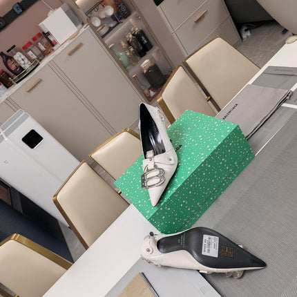 HIGH PUMPS WITH B SILVER BUCKLE IN WHITE CROCODILE PATTERN CALFSKIN