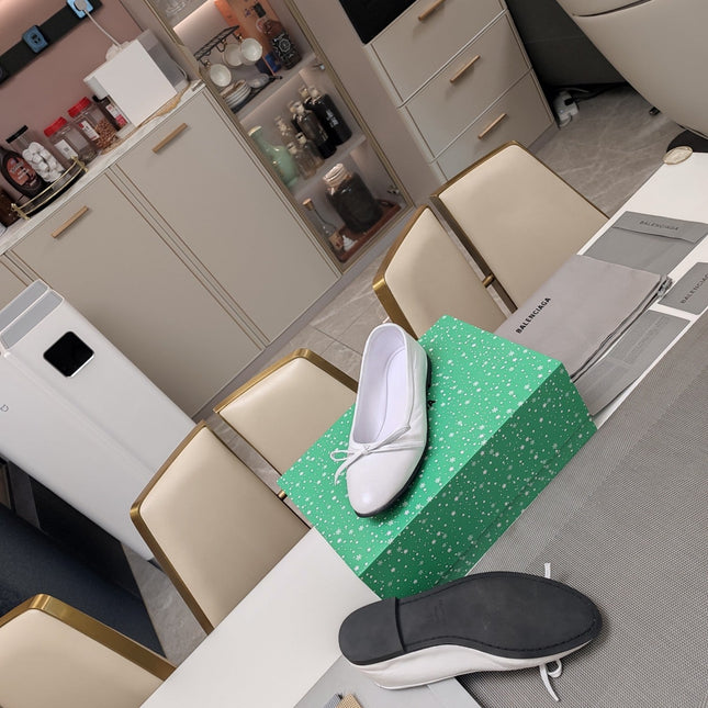 RHINESTONE BALLET FLATS WITH BOW IN WHITE WAX-OIL SHEEPSKIN