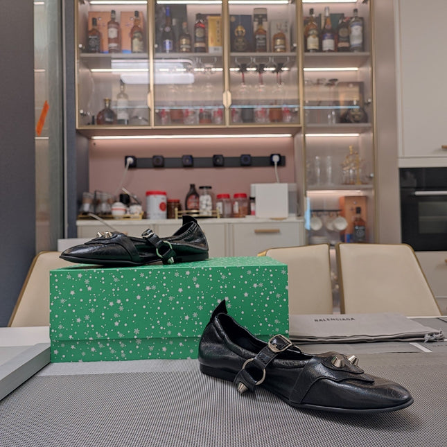 STUDDED MARY JANE FLATS IN BLACK SHINY LAMBSKIN