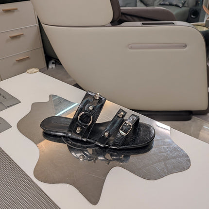 STRAPPY FLAT SANDALS IN BLACK STUDDED WAX-OIL SHEEPSKIN