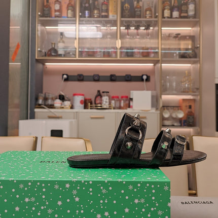 STRAPPY FLAT SANDALS IN BLACK STUDDED WAX-OIL SHEEPSKIN