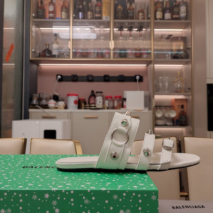 STRAPPY FLAT SANDALS IN WHITE STUDDED WAX-OIL SHEEPSKIN