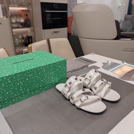 STRAPPY FLAT SANDALS IN WHITE STUDDED WAX-OIL SHEEPSKIN