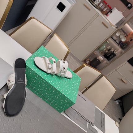 STRAPPY FLAT SANDALS IN WHITE STUDDED WAX-OIL SHEEPSKIN