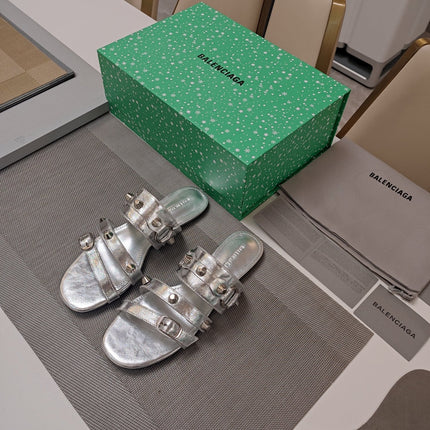 STRAPPY FLAT SANDALS IN SILVER STUDDED WAX-OIL SHEEPSKIN