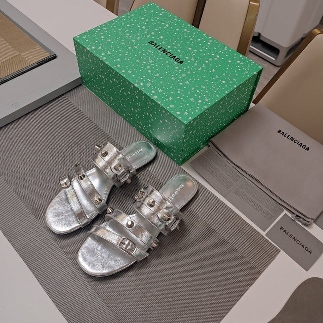 STRAPPY FLAT SANDALS IN SILVER STUDDED WAX-OIL SHEEPSKIN